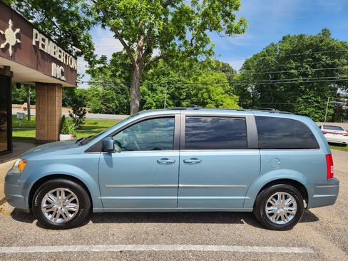 Used 2009 Chrysler Town & Country Touring FWD image 6