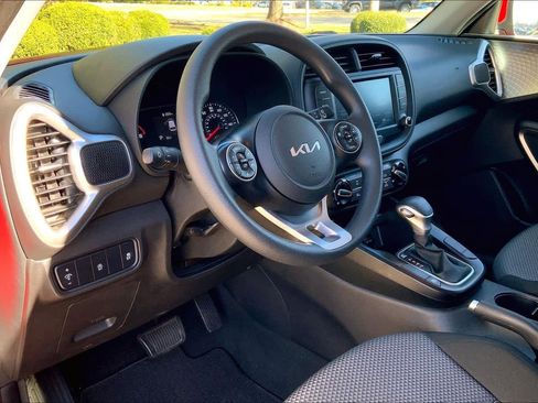 Used 2022 Kia Soul LX image 16