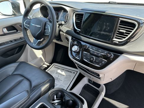 Used 2023 Chrysler Pacifica Touring-L FWD image 38
