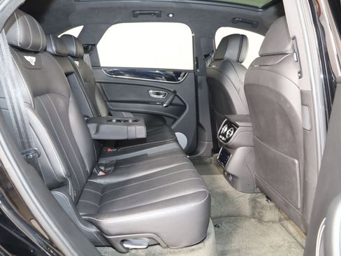Used 2018 Bentley Bentayga image 17