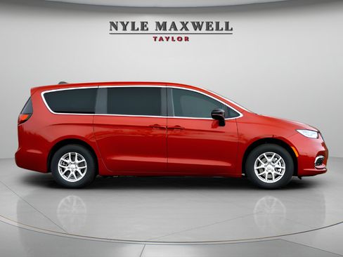 New 2026 Chrysler Pacifica Select FWD image 4