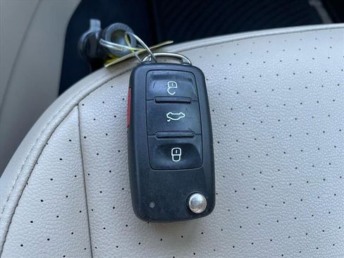 Used 2018 Volkswagen Beetle 2.0T SE FWD image 22