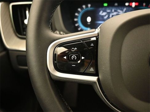 Used 2025 Volvo XC60 B5 Plus image 23