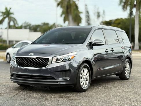 Used 2017 Kia Sedona LX w/ LX Essentials Premium Package FWD image 1