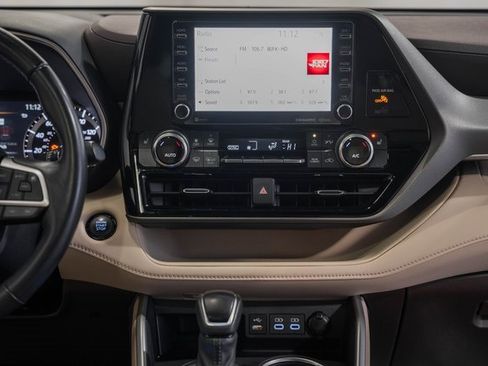 Used 2022 Toyota Highlander XLE image 19