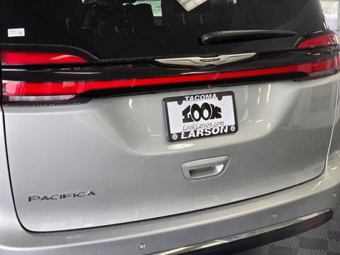 Used 2024 Chrysler Pacifica Touring-L image 13