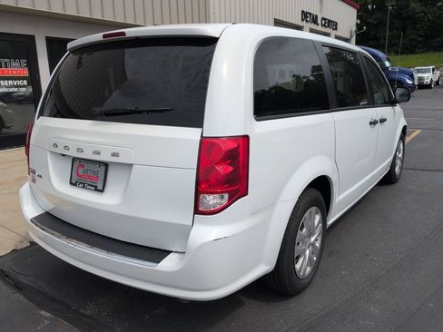 Used 2019 Dodge Grand Caravan SE w/ UConnect Hands-Free Group FWD image 8