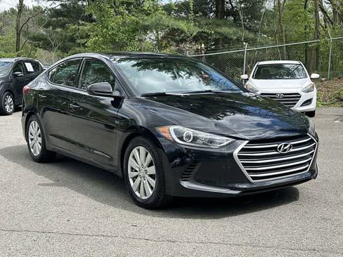 Used 2017 Hyundai Elantra SE image 19