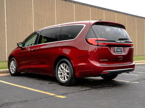 Used 2023 Chrysler Pacifica Touring-L FWD image 7