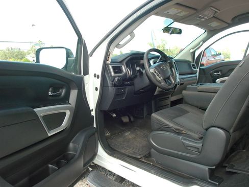 Used 2018 Nissan Titan SV AWD/4WD image 11