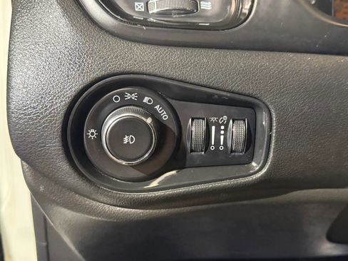 Used 2018 Jeep Renegade Altitude image 14