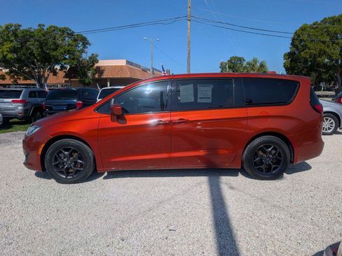 Used 2018 Chrysler Pacifica Touring Plus w/ S Appearance Package FWD image 8