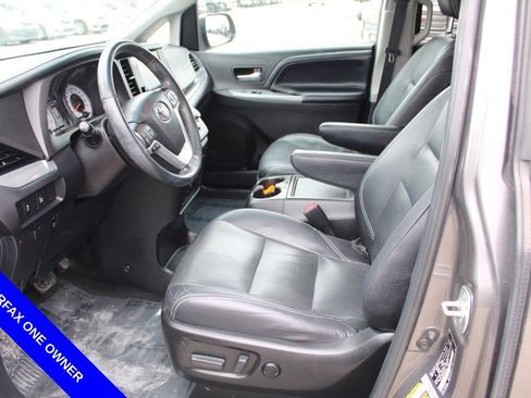 Used 2017 Toyota Sienna SE Premium image 16