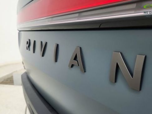 Used 2025 Rivian R1T Premium AWD/4WD image 17