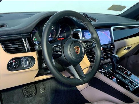 Certified 2023 Porsche Macan AWD/4WD image 4