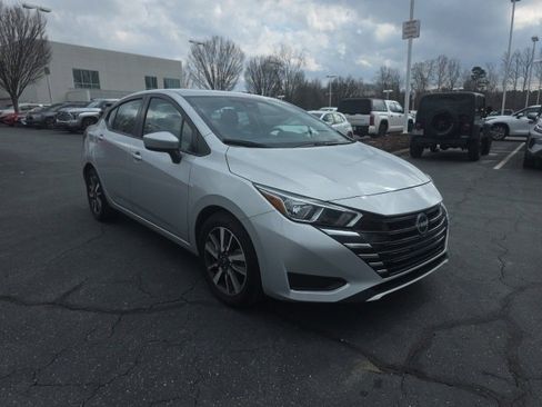 Used 2024 Nissan Versa SV image 3