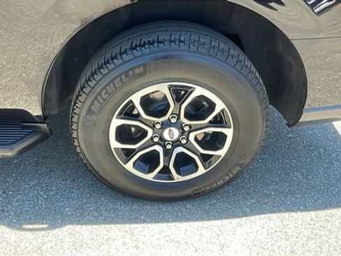 Used 2024 Ford Expedition XLT AWD/4WD image 30