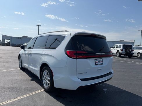 Used 2022 Chrysler Pacifica Touring-L FWD image 8