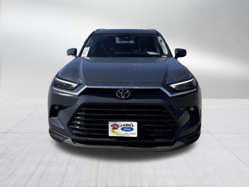 Used 2024 Toyota Grand Highlander Platinum image 2