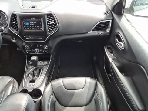 Used 2019 Jeep Cherokee Latitude Plus AWD/4WD image 29