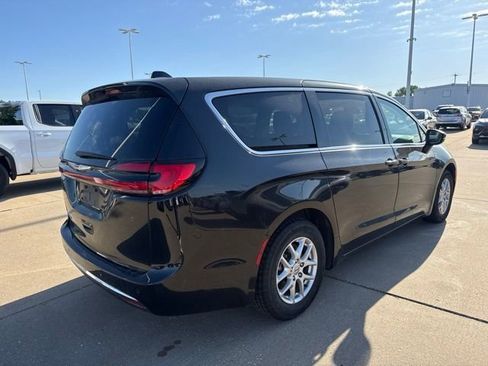 Used 2023 Chrysler Pacifica Touring-L FWD image 3