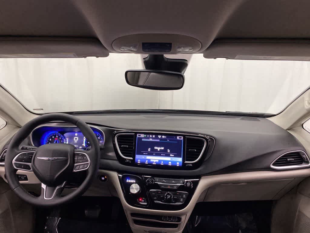 Used 2024 Chrysler Pacifica Touring-L FWD image 12