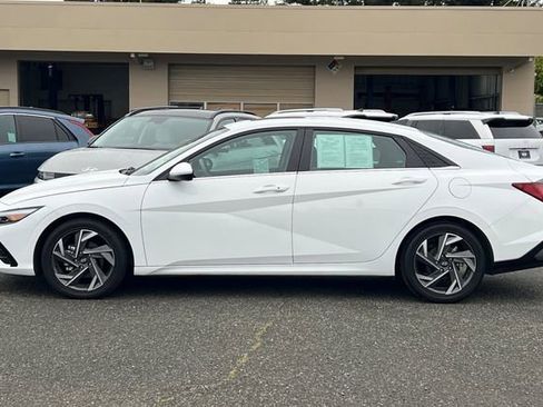 Used 2025 Hyundai Elantra SEL FWD image 10