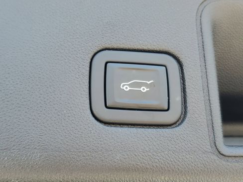 Used 2023 GMC Terrain SLT w/ LPO, Floor Liner Package FWD image 9