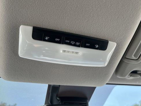 New 2025 Nissan Versa SV image 30