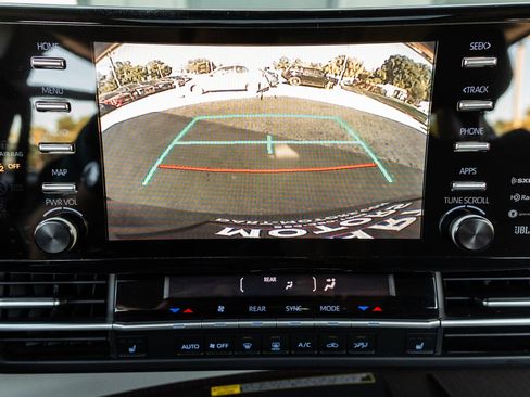 Used 2021 Toyota Sienna XLE w/ XLE Plus Package AWD/4WD image 18