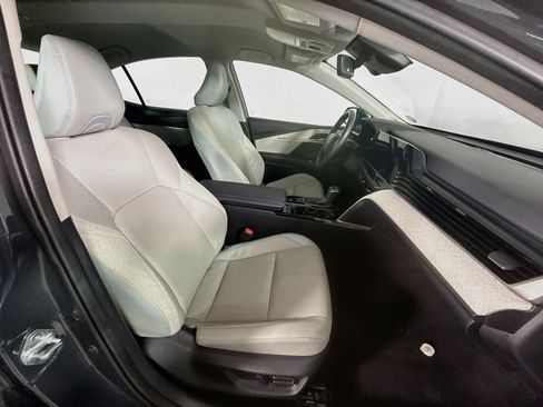 Used 2025 Toyota Camry XLE FWD image 34