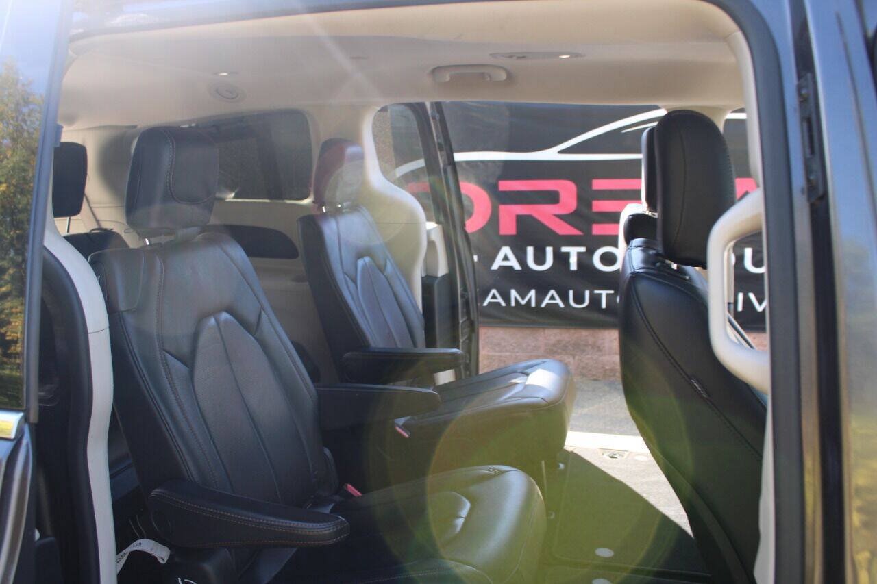 Used 2020 Chrysler Pacifica Touring-L FWD image 10
