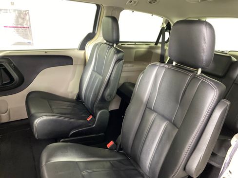 Used 2015 Chrysler Town & Country Touring w/ Driver Convenience Group FWD image 29