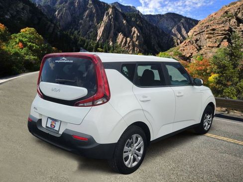 Used 2022 Kia Soul LX FWD image 3