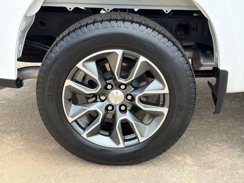 Used 2023 Chevrolet Silverado 1500 LT AWD/4WD image 17