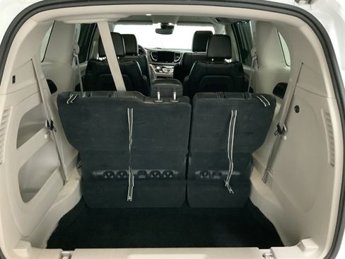 Used 2024 Chrysler Pacifica Touring-L FWD image 8