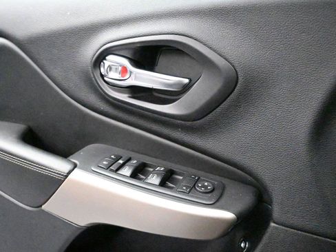 Used 2018 Jeep Cherokee Limited AWD/4WD image 6