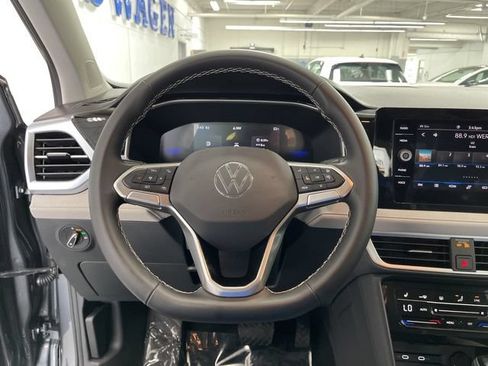 Used 2025 Volkswagen Taos SE AWD/4WD image 15
