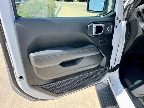 Used 2022 Jeep Gladiator Overland AWD/4WD image 10