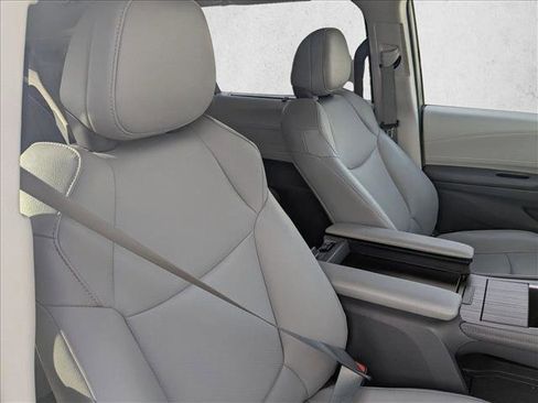 Used 2023 Toyota Sienna XLE image 19