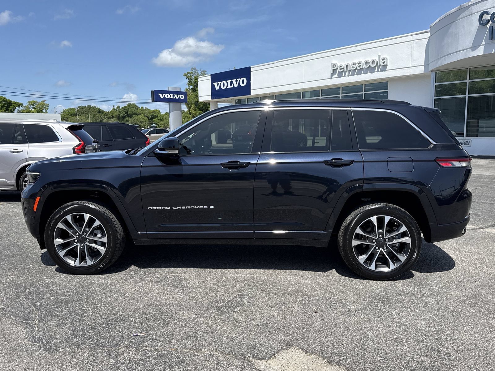 Used 2024 Jeep Grand Cherokee Overland AWD/4WD image 2