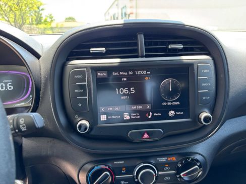 Used 2025 Kia Soul LX w/ LX Technology Package FWD image 17