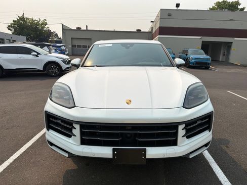 Used 2024 Porsche Cayenne w/ Premium Package AWD/4WD image 2