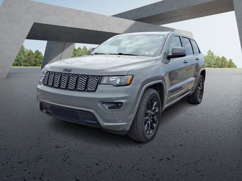 Used 2019 Jeep Grand Cherokee Altitude image 2