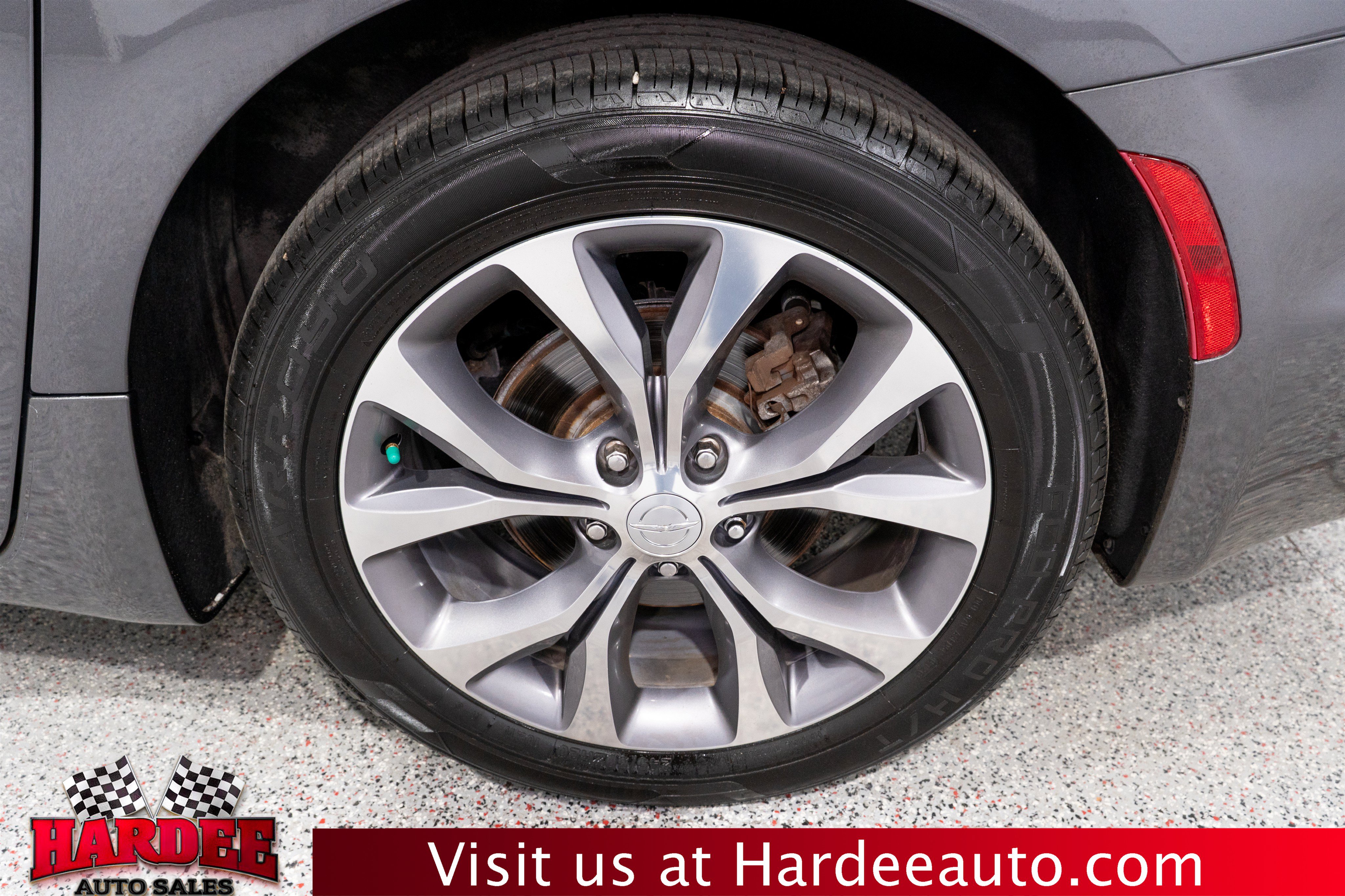 Used 2019 Chrysler Pacifica Limited w/ Tire & Wheel Group FWD image 10