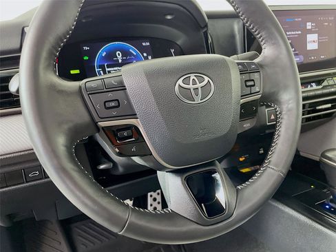 Used 2025 Toyota Camry SE w/ Convenience Package image 15
