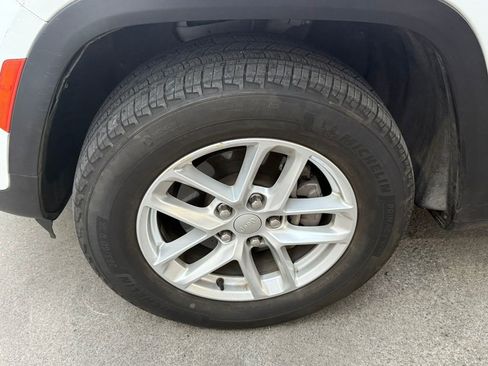 Used 2023 Jeep Grand Cherokee Laredo image 18