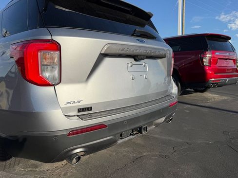 Used 2022 Ford Explorer XLT w/ Equipment Group 202A image 8