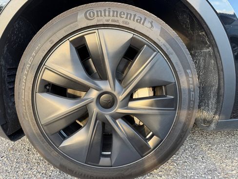 Used 2025 Tesla Model Y Long Range RWD image 12