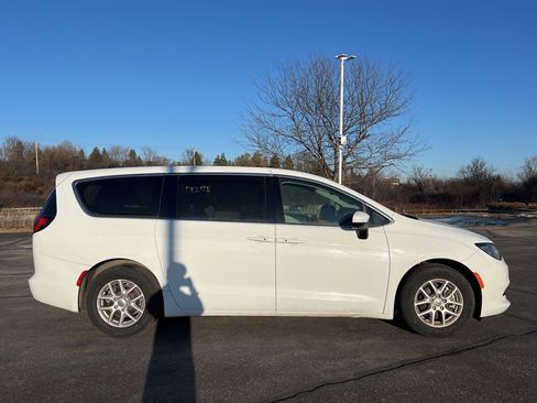 Used 2023 Chrysler Voyager LX image 3